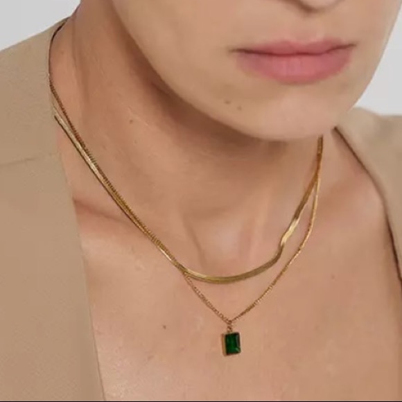 💚Gold plated green square pendant necklace - Picture 5 of 7